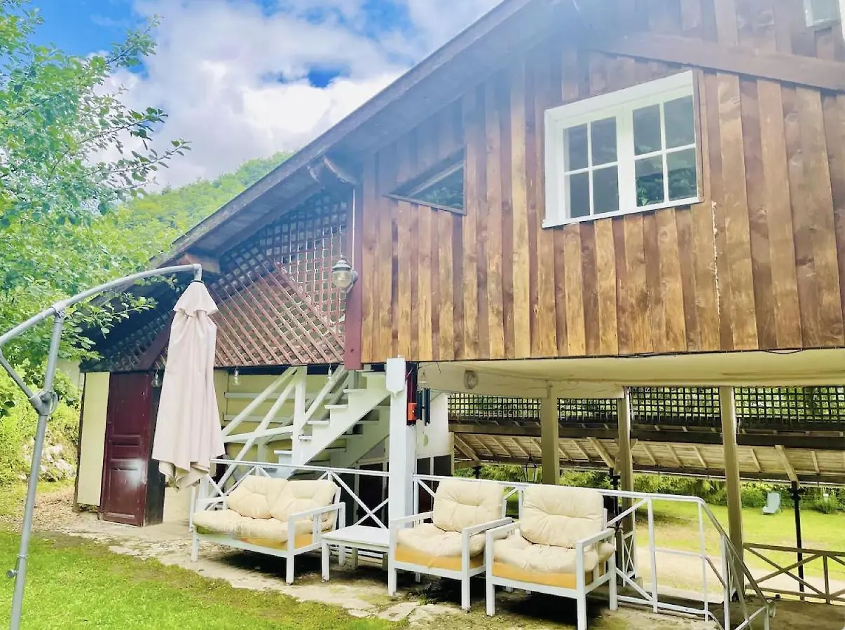 Les Contes Bed & Breakfast Fougax-et-Barrineuf