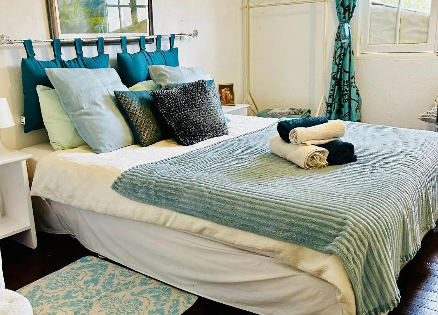 Les Contes Bed & Breakfast Fougax-et-Barrineuf France