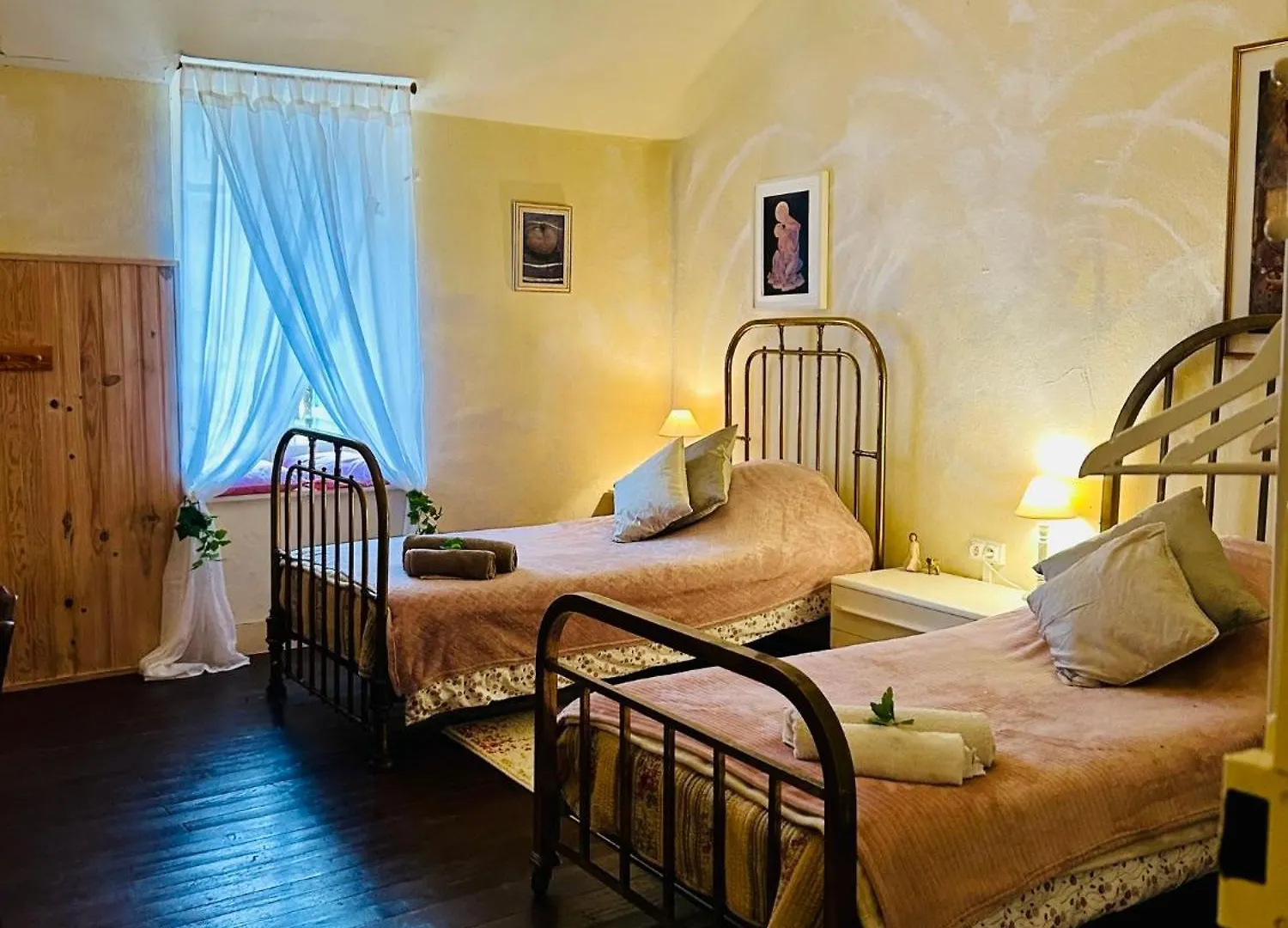 Les Contes Bed & Breakfast Fougax-et-Barrineuf